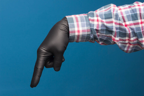Higieniczna ochrona dłoni, drobna czarna rękawica, aby uniknąć utraty kontaktu z dłońmi. Znaki dłoni i palców. - Zdjęcie, obraz