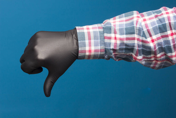 Hygienischer Handschutz, feiner schwarzer Handschuh, um den Kontakt zu den Händen nicht zu verlieren. Hand- und Fingerzeichen. - Foto, Bild