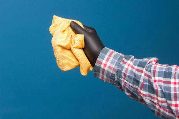 Materiał czyszczący w dłoni z higieniczną rękawicą ochronną do dezynfekcji naszego domu i naszych firm. Dezynfekcja i ochrona. - Zdjęcie, obraz