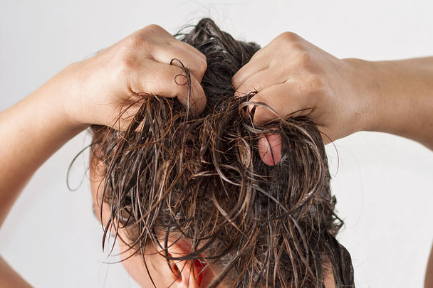 Een vrouw die haar haar wast - Foto, afbeelding