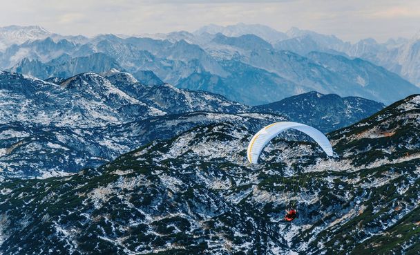 Krásný výhled na hory s paraglidistou u obce Hallstatt, Rakousko. - Fotografie, Obrázek