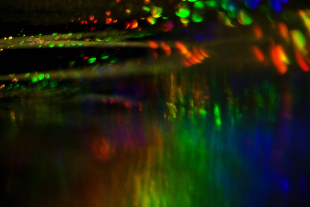 オーバーフロー、多色、虹のボケとハイライトと暗い抽象的な背景. - 写真・画像