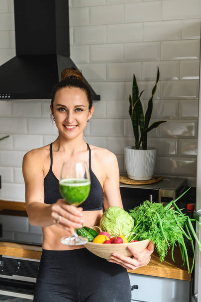 Young woman with detox smoothie in hand - Foto, immagini