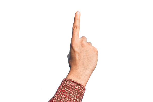 Mão de jovem caucasiano mostrando dedos sobre fundo branco isolado contando número um usando dedo indicador, mostrando ideia e compreensão - Foto, Imagem