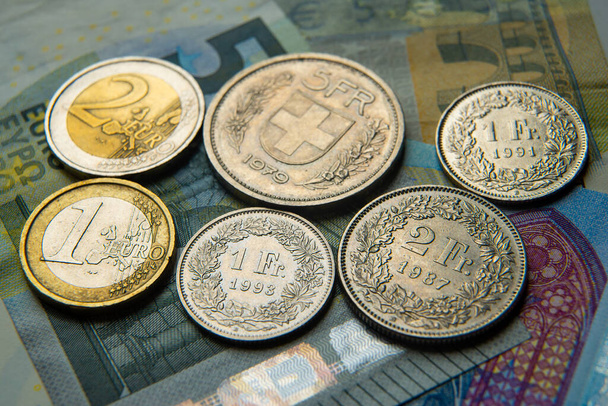 ユーロとスイスのフランスのコインと銀行券 - 写真・画像