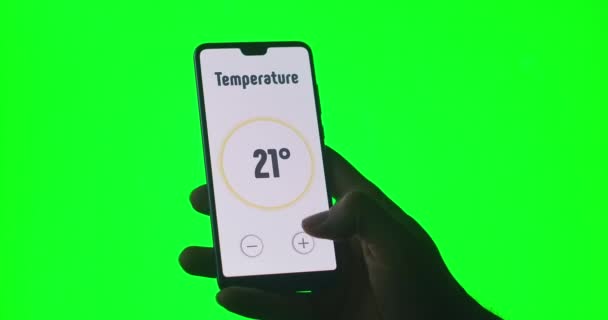 La mano controlla l'app Smart Home utilizzando uno smartphone su uno sfondo cromakey verde
 - Filmati, video