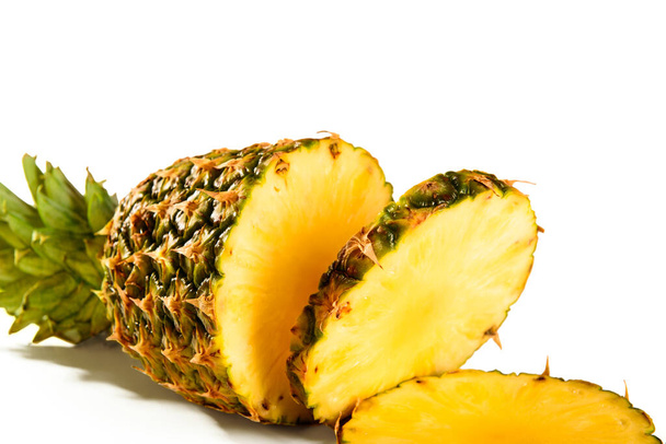 ananas mehukas keltainen hedelmä viipaleita ja lehtiä eristetty valkoinen backgroun
 - Valokuva, kuva
