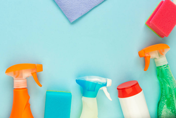 detergentes universales para el hogar, el concepto de limpieza y limpieza en el apartamento, sentado en casa
 - Foto, imagen