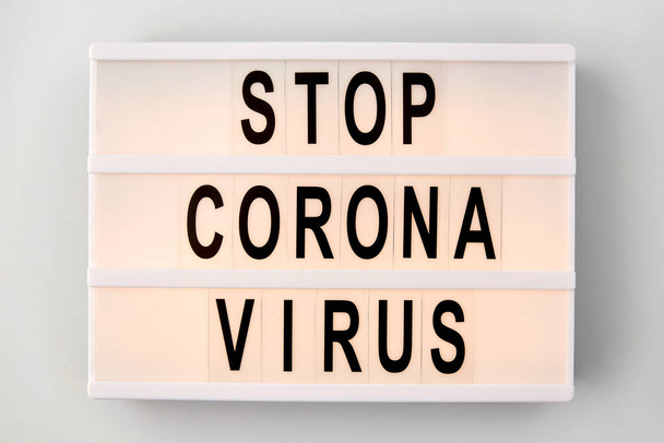 lightbox se stopkou koronavirus varování slova - Fotografie, Obrázek