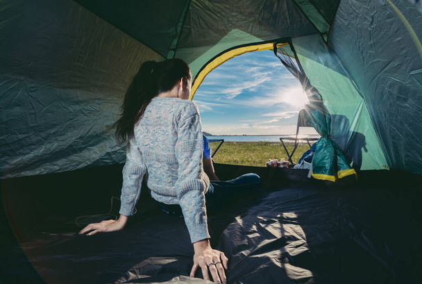 アジアの女性は山の景色の近くの森の中でキャンプを旅行し、彼女の休息とバックパックでリラックスビーチ、朝のテント. - 写真・画像