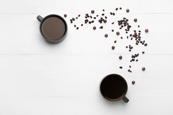 Xícaras de café no fundo de madeira branco
 - Foto, Imagem