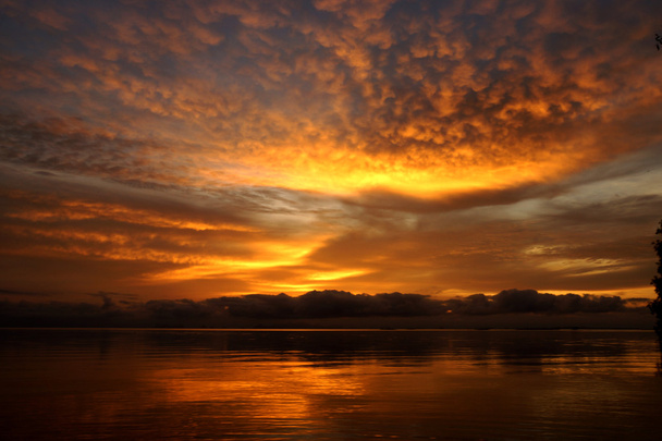 při západu slunce obloha a jezero - Fotografie, Obrázek