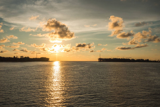 Landschaft Hintergrund schöne Abendkulisse mit Sonnenuntergang und Sonnenreflexion auf dem Meer - Foto, Bild