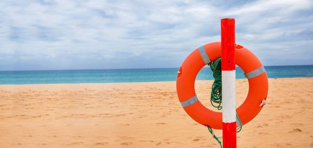 Пляж закрыт коронавирусом, пляж закрыт или закрыт на фоне ковида 19, 2019-ncov заставляет международные правительства блокировать пляжи по всему миру. , блокировка туристической отрасли
 - Фото, изображение