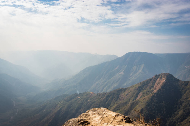 cordillera brumosa cubierta de niebla blanca imagen que muestra el hermoso paisaje natural de la cordillera. Imagen tomada en latilum peak shillong meghalaya india
. - Foto, imagen