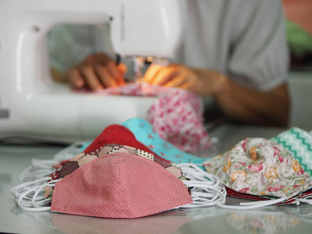 Woman use sew machine to sewing face medical mask protective against during the dust PM 2.5, coronavirus Επιδημική, ιός covid-19 εργασία - Φωτογραφία, εικόνα