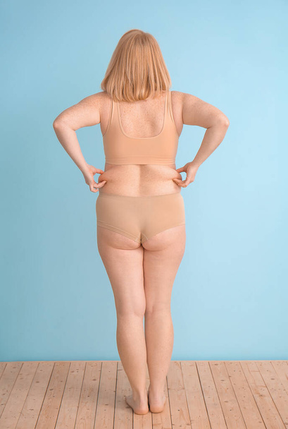 Overweight woman on color background - Foto, afbeelding