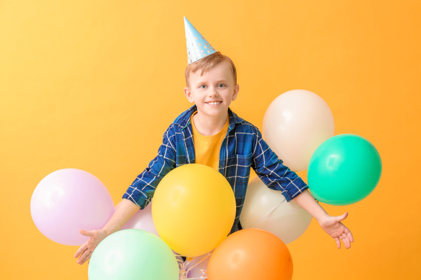 Χαριτωμένο αγοράκι γιορτάζει γενέθλια στο φόντο χρώμα - Φωτογραφία, εικόνα
