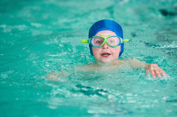 Δραστηριότητες στην πισίνα, παιδική κολύμβηση και παιχνίδια στο νερό. - Φωτογραφία, εικόνα