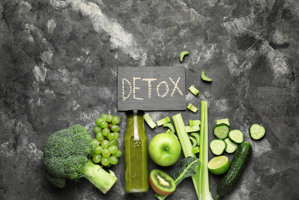 Smoothie saludable con ingredientes y palabra DETOX en la mesa
 - Foto, imagen
