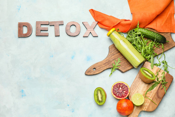 Здоровый смузи с ингредиентами и слово DETOX на столе
 - Фото, изображение