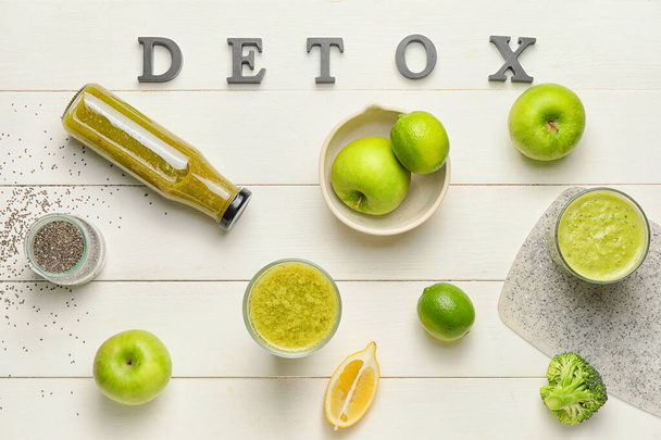 Υγιεινό smoothie με συστατικά και λέξη DETOX στο τραπέζι - Φωτογραφία, εικόνα