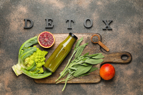 Здоровый смузи с ингредиентами и слово DETOX на столе
 - Фото, изображение