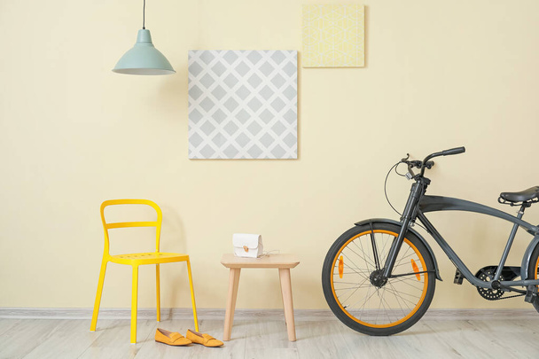 Стильний інтер'єр сучасної кімнати з велосипедом
 - Фото, зображення