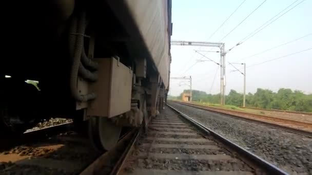 treno in esecuzione scatti vista motore a basso angolo da diverse prospettive uniche
 - Filmati, video