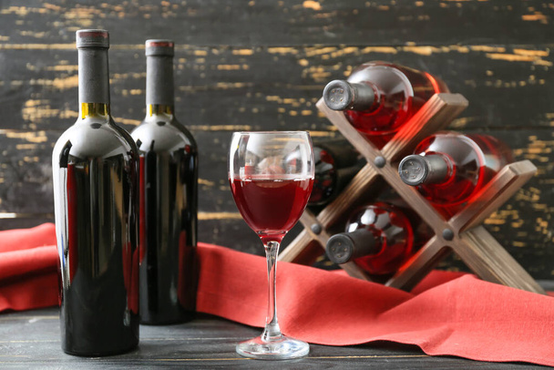 Garrafas e copo de vinho na mesa
 - Foto, Imagem