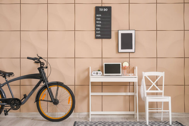 Interior de la habitación moderna con bicicleta - Foto, Imagen
