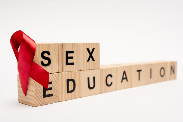szelektív fókusz fából készült kockák szexuális nevelés betű közelében piros szalag fehér  - Fotó, kép