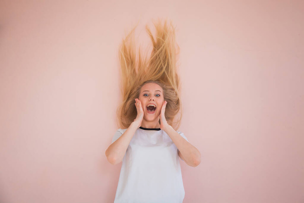 Bella ragazza adolescente urlare e gridare con viso felice e capelli in su
 - Foto, immagini