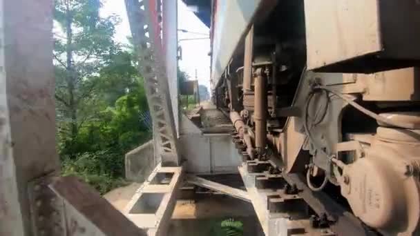 vonat fut lövések átkelés vashíd a különböző egyedi leendő - Felvétel, videó