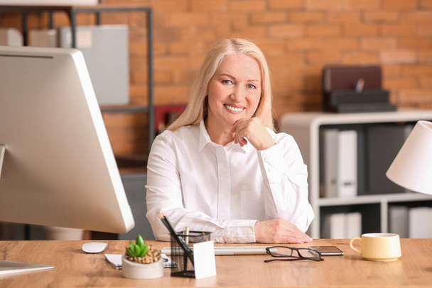 Portrait of mature businesswoman in office - Фото, зображення