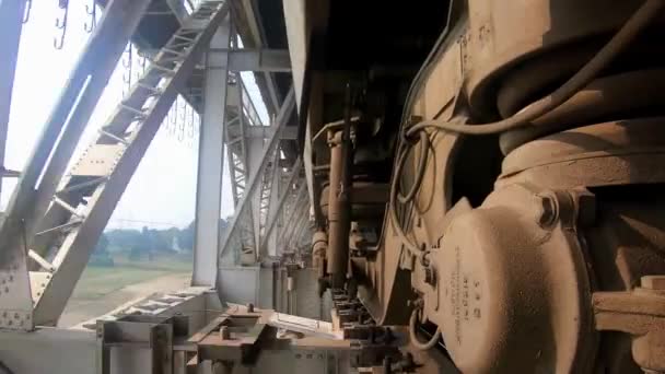 vonat fut felvételek alacsony szög motor kilátás a különböző egyedi kilátásban - Felvétel, videó