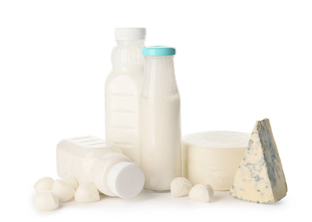 Diferentes productos lácteos sin lactosa sobre fondo blanco - Foto, Imagen