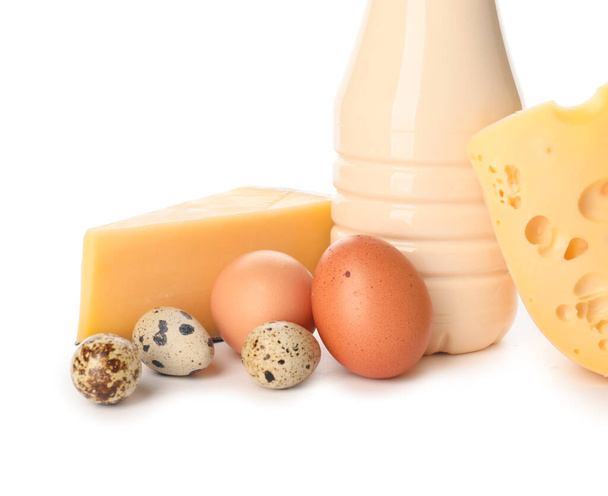Verschiedene Milchprodukte ohne Laktose auf weißem Hintergrund - Foto, Bild