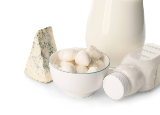 Beyaz arka planda laktoz olmayan farklı süt ürünleri - Fotoğraf, Görsel