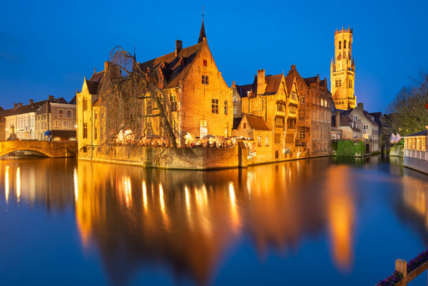 Bruges, Belgium νυχτερινή σκηνή στον ποταμό Rozenhoedkaai. - Φωτογραφία, εικόνα