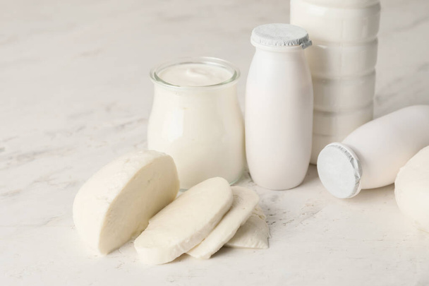 Diferentes productos lácteos sin lactosa sobre fondo claro
 - Foto, Imagen