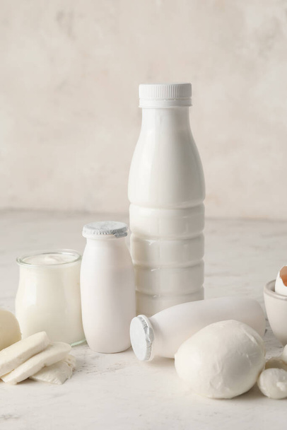Различные молочные продукты без лактозы на светлом фоне
 - Фото, изображение