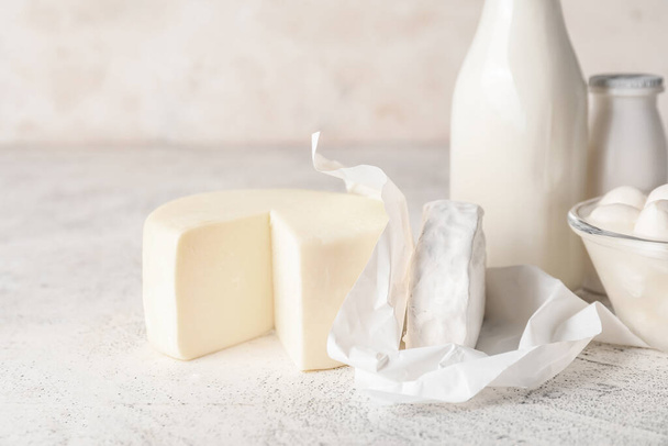 Verschiedene Milchprodukte ohne Laktose auf hellem Hintergrund - Foto, Bild