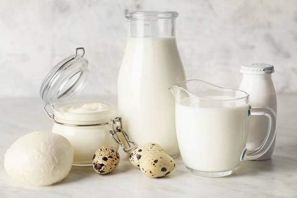 Różne przetwory mleczne bez laktozy na jasnym tle - Zdjęcie, obraz