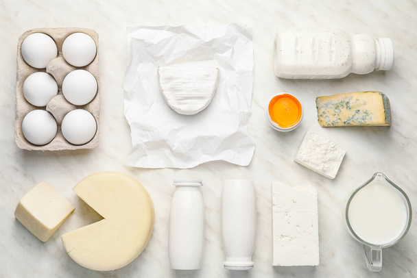 Різні молочні продукти без лактози на світлому фоні
 - Фото, зображення