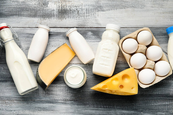 Молочные продукты без лактозы на деревянном фоне - Фото, изображение
