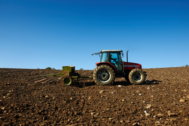 tractor agrícola siembra semillas
 - Foto, Imagen