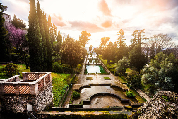 Idyllic manzara, bahçeler ve çeşmeler. Villa d Este, Tivoli şehrinde, Roma yakınlarında, İtalya. Örneğin Rönesans mimarisi ve İtalyan Rönesans bahçesi.. - Fotoğraf, Görsel