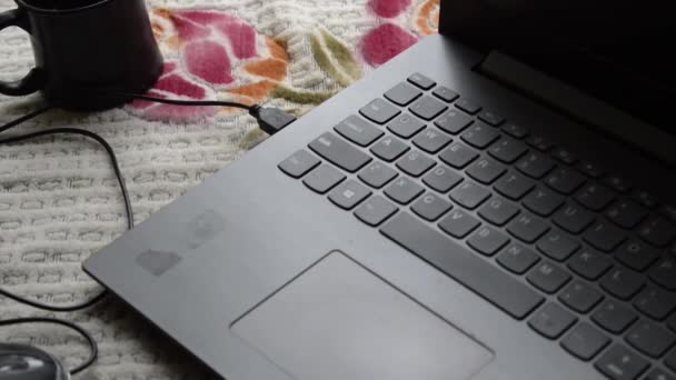 Комп'ютерна миша підключення кабелю підключення до клавіатури ноутбука. Додаток підключення до мережі Інтернет речей і сучасні бездротові технології фони
. - Кадри, відео