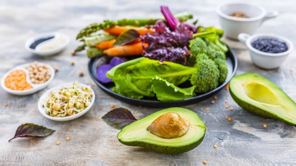 Растения и сырые овощи и ингредиенты для здорового салата. Вегетарианская еда
.  - Фото, изображение